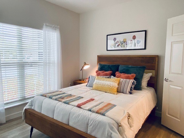 bedroom with a bed and a lamp at Mainstreet Apartments, Florida, 33756